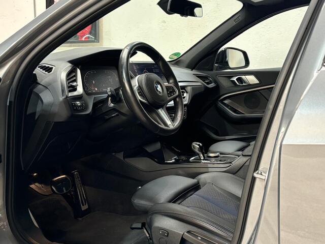 BMW 1-SERIE 120i Business Edition | M-Sport | Panoramadak | 19 inch | Trekhaak | NL auto | BTW |