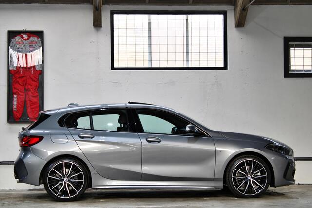 BMW 1-SERIE 120i Business Edition | M-Sport | Panoramadak | 19 inch | Trekhaak | NL auto | BTW |