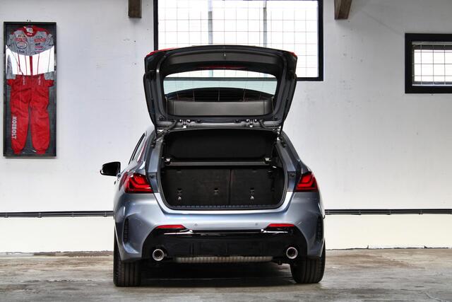 BMW 1-SERIE 120i Business Edition | M-Sport | Panoramadak | 19 inch | Trekhaak | NL auto | BTW |