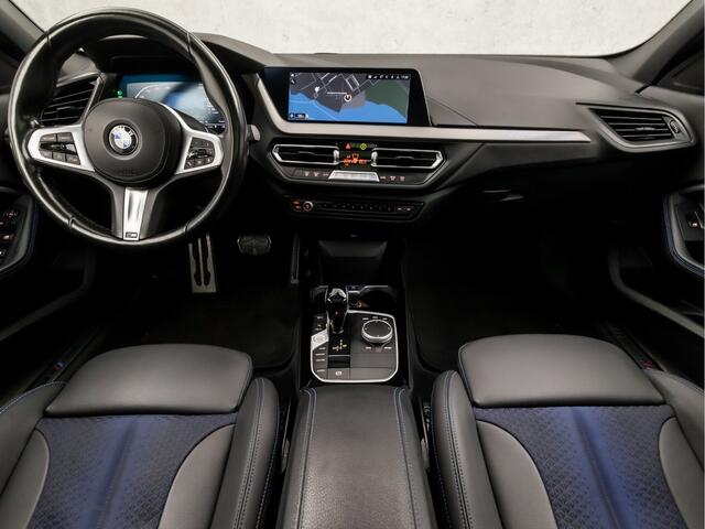 BMW 1-SERIE 118i M Sport Automaat (PANORAMADAK, M PAKKET, APPLE CARPLAY, GETINT GLAS, LEDER, SPORTSTOELEN, PARKEERSENSOREN, LANE ASSIST, DAB+, NIEUWSTAAT)