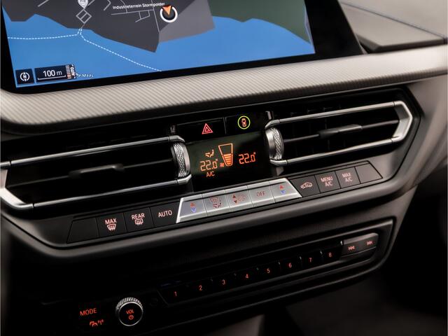 BMW 1-SERIE 118i M Sport Automaat (PANORAMADAK, M PAKKET, APPLE CARPLAY, GETINT GLAS, LEDER, SPORTSTOELEN, PARKEERSENSOREN, LANE ASSIST, DAB+, NIEUWSTAAT)