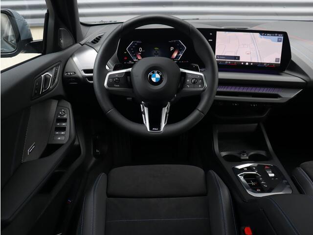 BMW 1-SERIE 120 | M Sportpakket Pro | Panodak | Harman Kardon | Head-Up | Driving Assistant Plus | Parking Assistant Plus | Elektr. Voorstoelen | Comfort Access | 19'' LMV