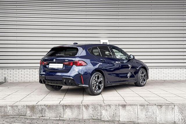 BMW 1-SERIE 120 M Sport Design / Premium Pack / Comfort Access / Achteruitrijcamera / Extra getint glas / Elektrisch verwarmde voorstoelen