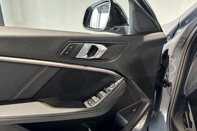 BMW 1-SERIE 120i | M Sport | Glazen Panoramadak | Stoelverwarming |