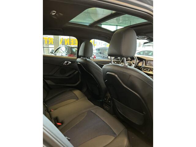 BMW 1-SERIE 118i M Sport | Panoramadak | Dealer onderhouden | Nederlands geleverd | Achteruitrijcamera | Digital dashboard | Cruise control | Climate control | Elek. inklapbare spiegels | Adaptief onderstel