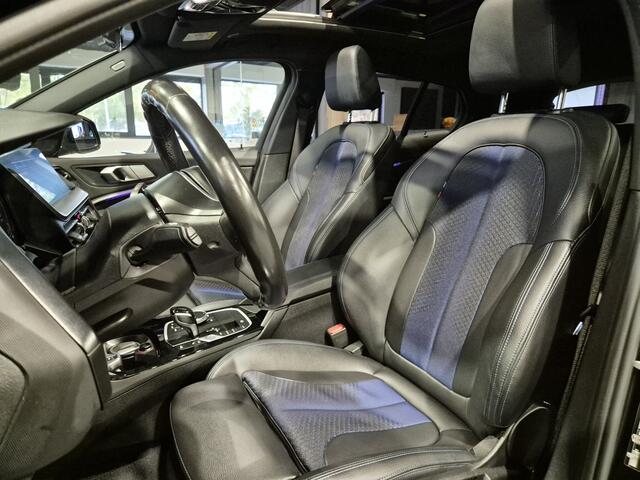 BMW 1-SERIE 118i High Executive M-Sport | Panorama | HUD | Stoelverwarming | Trekhaak | Carplay/Android