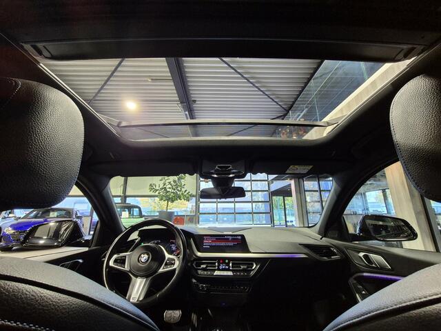 BMW 1-SERIE 118i High Executive M-Sport | Panorama | HUD | Stoelverwarming | Trekhaak | Carplay/Android