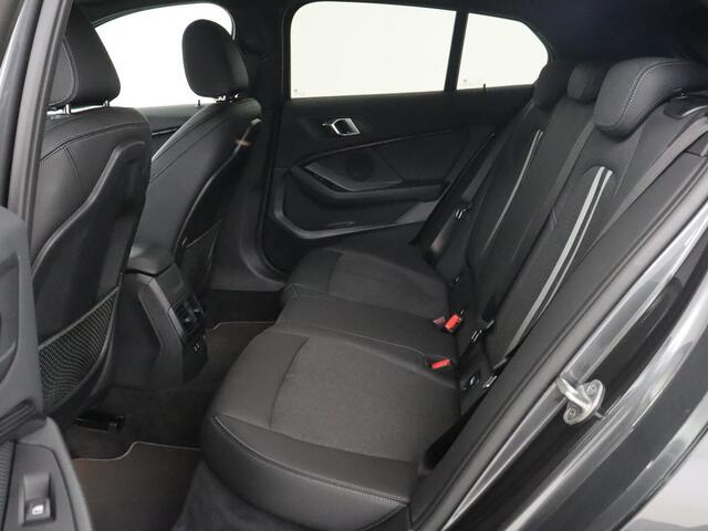 BMW 1-SERIE 118i Executive | Sport Line | Camera | Carplay | Sportstoelen | Live Cockpit | Navigatie | Full LED | Climate control | Sfeerverlichting | Cruise control | Park Assist | Bluetooth | Getint glas