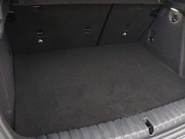 BMW 1-SERIE 118i Executive | Sport Line | Camera | Carplay | Sportstoelen | Live Cockpit | Navigatie | Full LED | Climate control | Sfeerverlichting | Cruise control | Park Assist | Bluetooth | Getint glas