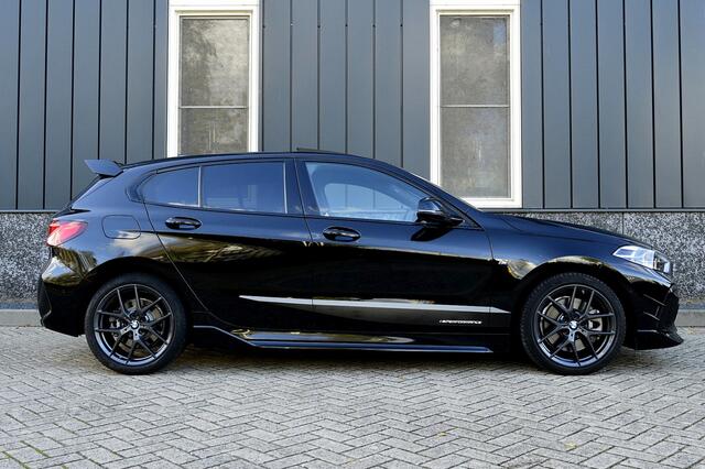 BMW 1-SERIE 120i M-Performance Rijklaarprijs-Garantie Panorama dak Schaalstoelen Live cockpit pro Apple carplay