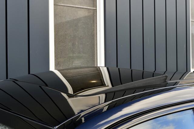 BMW 1-SERIE 120i M-Performance Rijklaarprijs-Garantie Panorama dak Schaalstoelen Live cockpit pro Apple carplay