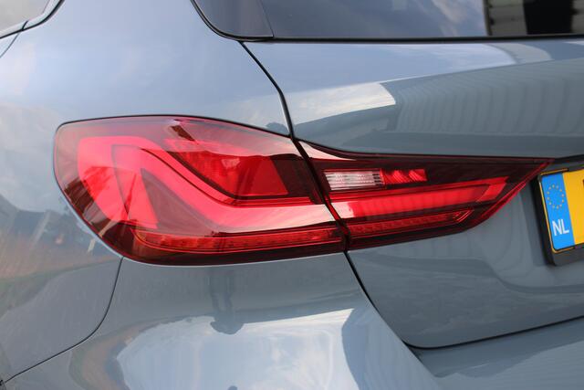 BMW 1-SERIE 118i High Executive M-sport | Incl. 12 maanden garantie | Cruise control | Kuipstoelen | Schuif/kantel dak | Climate control | Apple carplay | Navigatie | DAB radio | Harman/Kardon |