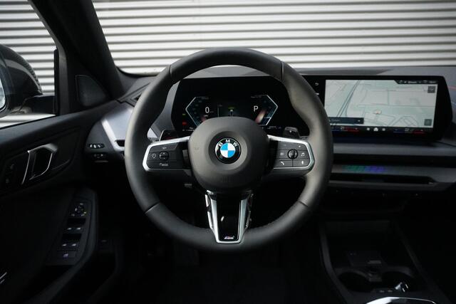 BMW 1-SERIE 120 High Executive | M Sportpakket Pro | Panoramadak | Innovation Pack | Iconic Glow