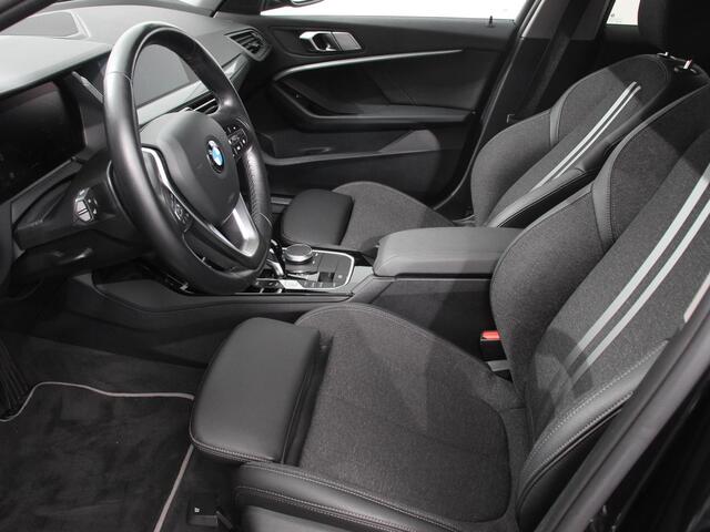 BMW 1-SERIE 118i Automaat Sportline Business Edition | Navigatie | Cruise control | LED Parkeersensor achter | Navigatie | Apple Carplay/ Android Auto | Lichtmetalen velgen | Digitale Cockpit