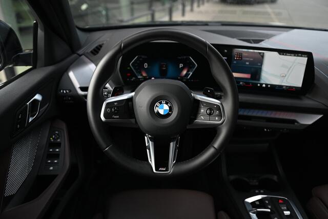 BMW 1-SERIE 120 M Sport Automaat / Sportstoelen / Achteruitrijcamera / M Adaptief onderstel / Stoelverwarming / 19" LMV