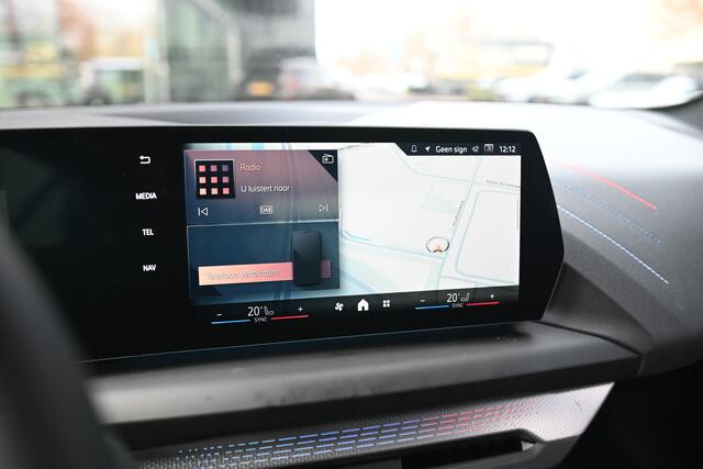 BMW 1-SERIE 120 M Sport Automaat / Sportstoelen / Achteruitrijcamera / M Adaptief onderstel / Stoelverwarming / 19" LMV