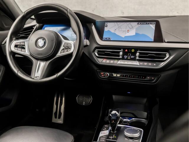 BMW 1-SERIE 118i M Sport High Executive Automaat (APPLE CARPLAY, M PAKKET, GROOT NAVI, LEDER, STOELVERWARMING, SPORTSTOELEN, LANE ASSIST, CRUISE, DAB+, NIEUWSTAAT)