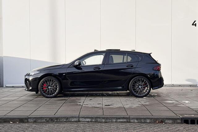 BMW 1-SERIE 120 M Sport Head Up Display / Driving Assistant / Schuifdak / 19" / M Sport Pro / Harman Kardon Audio / Adaptieve LED / Selections