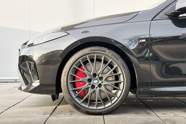 BMW 1-SERIE 120 M Sport Head Up Display / Driving Assistant / Schuifdak / 19" / M Sport Pro / Harman Kardon Audio / Adaptieve LED / Selections