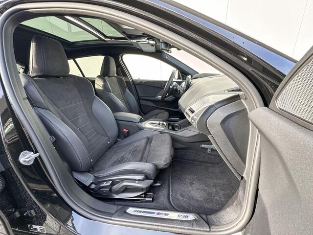 BMW 1-SERIE 120 M Sport Head Up Display / Driving Assistant / Schuifdak / 19" / M Sport Pro / Harman Kardon Audio / Adaptieve LED / Selections