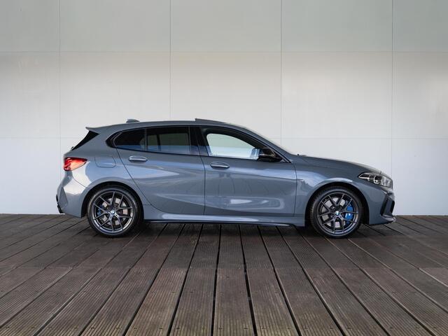 BMW 1-SERIE M135i xDrive | Executive | Comfort Pack | Harman Kardon | Stuurwielrand Verwarmd | Achteruitrijcamera | Comfort Access | Panoramadak | Head-Up Display | 18''