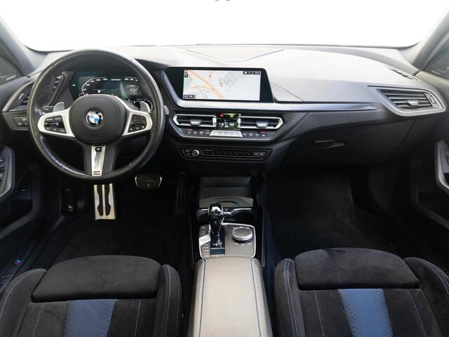 BMW 1-SERIE M135i xDrive | Executive | Comfort Pack | Harman Kardon | Stuurwielrand Verwarmd | Achteruitrijcamera | Comfort Access | Panoramadak | Head-Up Display | 18''