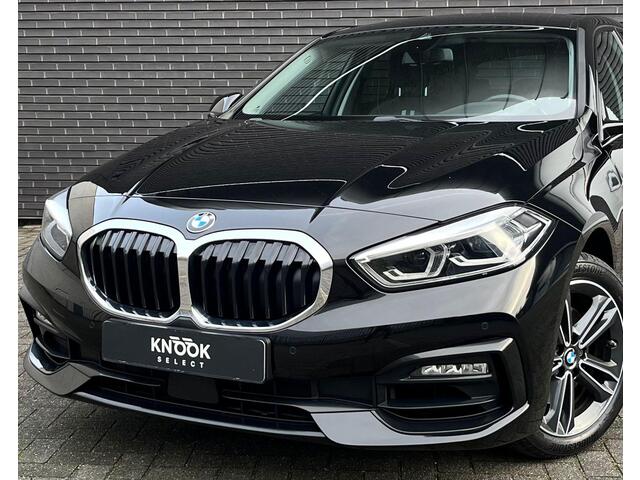 BMW 1-SERIE 118i Executive Sport Line Automaat / Live Cockpit Professional / Shadow Line / 17 Inch / LED / Sportstoelen / Parkeersensoren voor+achter