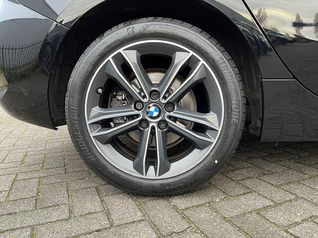 BMW 1-SERIE 118i Executive Sport Line Automaat / Live Cockpit Professional / Shadow Line / 17 Inch / LED / Sportstoelen / Parkeersensoren voor+achter