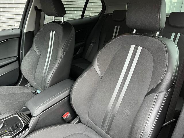 BMW 1-SERIE 118i Executive Sport Line Automaat / Live Cockpit Professional / Shadow Line / 17 Inch / LED / Sportstoelen / Parkeersensoren voor+achter