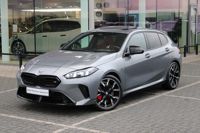 BMW 1-SERIE M135 xDrive High Executive M Sport Automaat / Panoramadak / M Sportstoelen / M Adaptief onderstel / Adaptieve LED / Parking Assistant Plus / Head-Up / Harman-Kardon