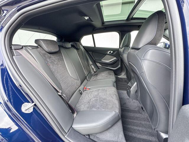 BMW 1-SERIE 123 xDrive | M Sport Pro | Premium Pack | Elektrisch Glazen Panoramadak | Harman Kardon