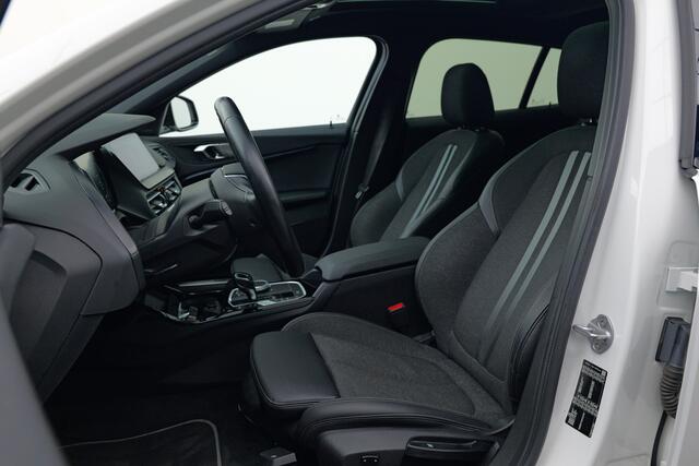 BMW 1-SERIE 118i Executive Edition | Pano | Stoelverwarming | Half leer