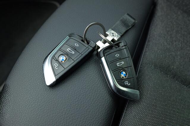 BMW 1-SERIE 118i Executive Edition | Pano | Stoelverwarming | Half leer