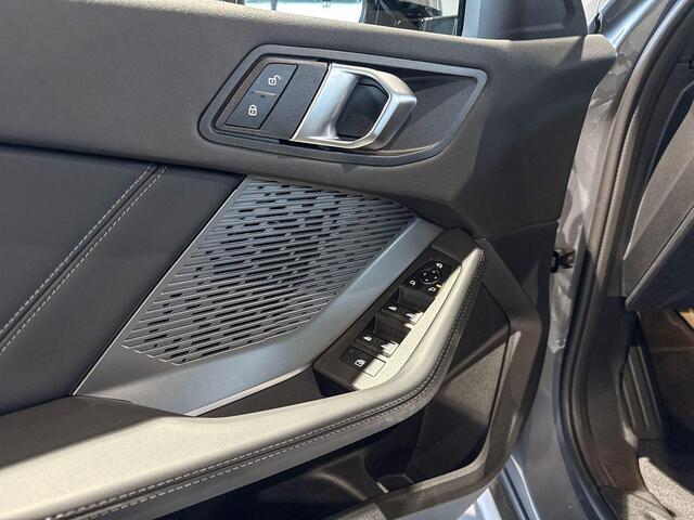 BMW 1-SERIE 120 M Sport Design Edition | Glazen Panoramadak | Stoelverwarming | Achteruitrijcamera |