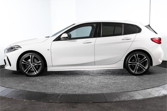 BMW 1-SERIE 118i 140 PK High Executive M Sport | Dig. Cockpit | Cruise | PDC | ECC | NAV + App. Connect | ECC | DAB | LM 18" |