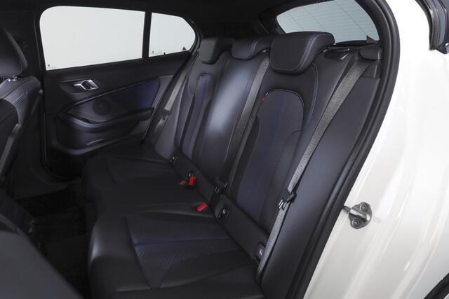 BMW 1-SERIE 118i 140 PK High Executive M Sport | Dig. Cockpit | Cruise | PDC | ECC | NAV + App. Connect | ECC | DAB | LM 18" |