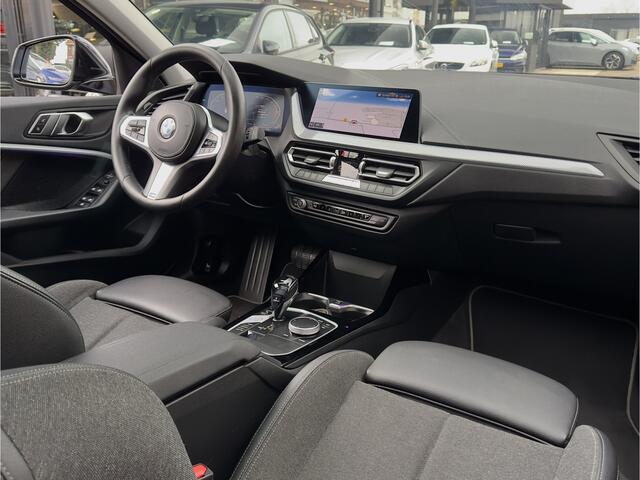 BMW 1-SERIE 118i AUT7 M-SPORT HIGH EXECUTIVE PANODAK LEDER NAVI CAMERA DIGI-DASH APPLE-CARPLAY LED LMV PDC