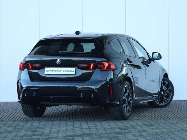 BMW 1-SERIE 120 M Sport Design Edition 18 inch LM/ Achteruitrijcamera/ Sportstoelen/ Getint Glas/ Stoelverwarming