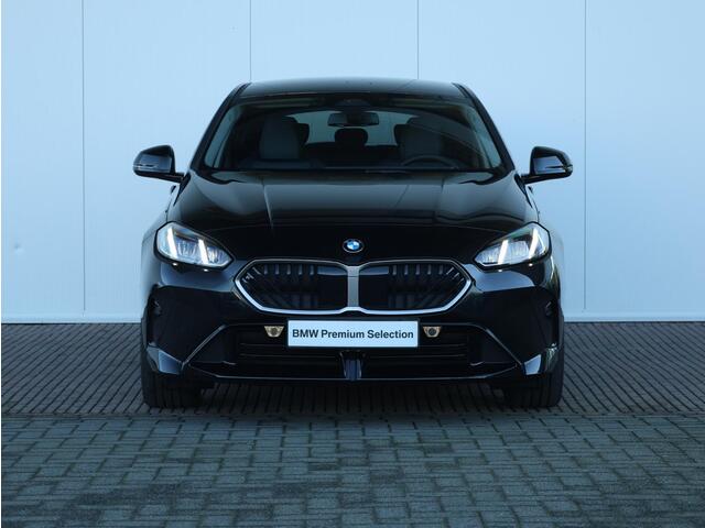 BMW 1-SERIE 120 M Sport Design Edition 18 inch LM/ Achteruitrijcamera/ Sportstoelen/ Getint Glas/ Stoelverwarming