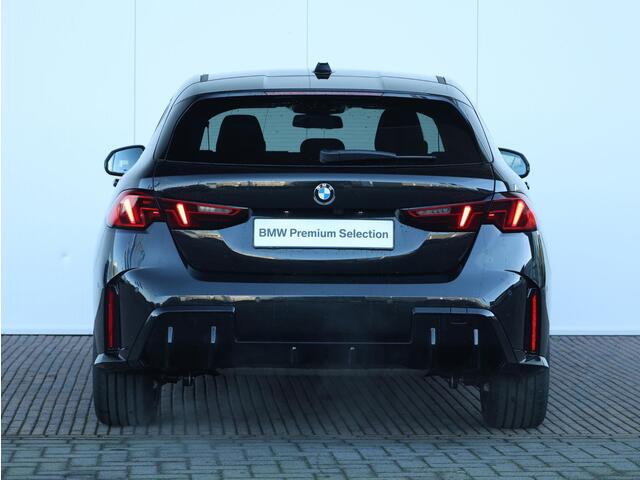 BMW 1-SERIE 120 M Sport Design Edition 18 inch LM/ Achteruitrijcamera/ Sportstoelen/ Getint Glas/ Stoelverwarming
