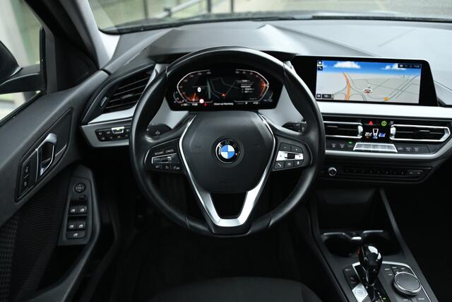 BMW 1-SERIE 118i Automaat / LED / Live Cockpit Professional / PDC / Airconditioning / Cruise Control
