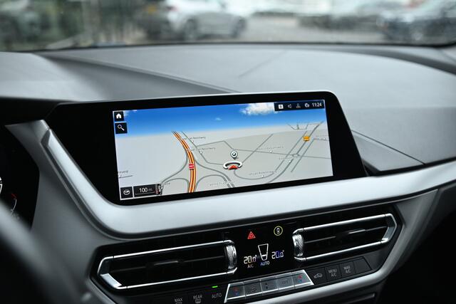 BMW 1-SERIE 118i Automaat / LED / Live Cockpit Professional / PDC / Airconditioning / Cruise Control