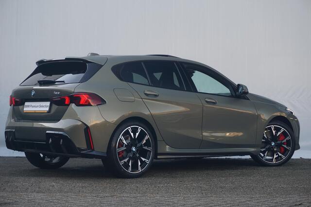 BMW 1-SERIE 123 xDrive M Sportpakket Pro 19'' / Panoramadak / Elektrisch verstelbare stoelen / Harman Kardon