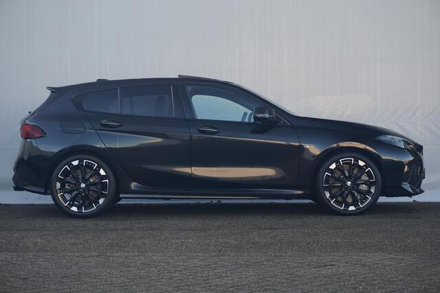 BMW 1-SERIE M135i xDrive M Sportpakket Pro 19'' / Harman Kardon / M Sportstoelen / Panoramadak / Elektrisch verstelbare stoelen / Head-Up Display