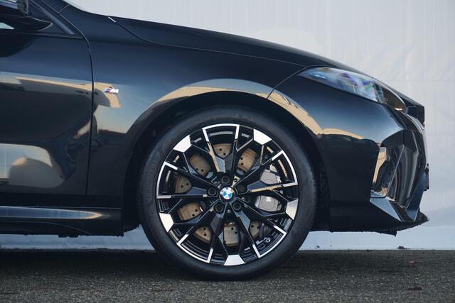 BMW 1-SERIE M135i xDrive M Sportpakket Pro 19'' / Harman Kardon / M Sportstoelen / Panoramadak / Elektrisch verstelbare stoelen / Head-Up Display
