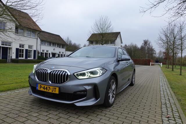 BMW 1-SERIE 118i Business Edition M sport | Camera | CarPlay | Stoelverwarming | Navi |