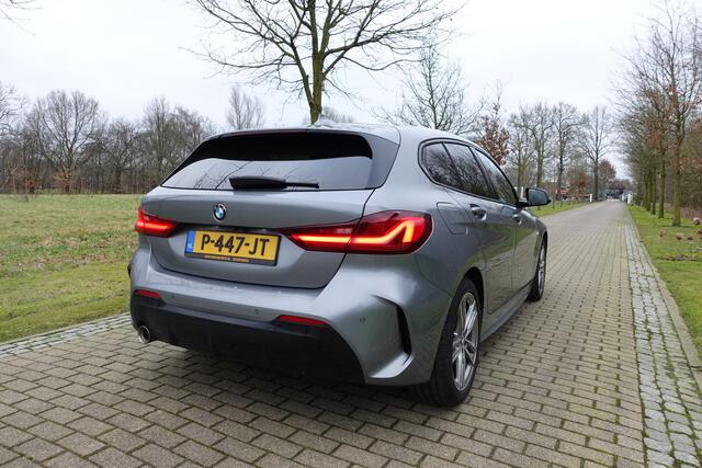 BMW 1-SERIE 118i Business Edition M sport | Camera | CarPlay | Stoelverwarming | Navi |