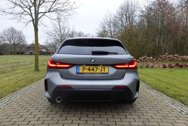 BMW 1-SERIE 118i Business Edition M sport | Camera | CarPlay | Stoelverwarming | Navi |