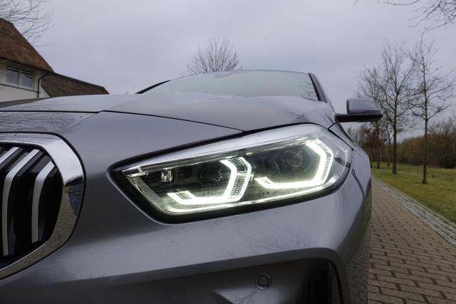 BMW 1-SERIE 118i Business Edition M sport | Camera | CarPlay | Stoelverwarming | Navi |