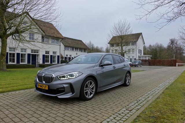 BMW 1-SERIE 118i Business Edition M sport | Camera | CarPlay | Stoelverwarming | Navi |